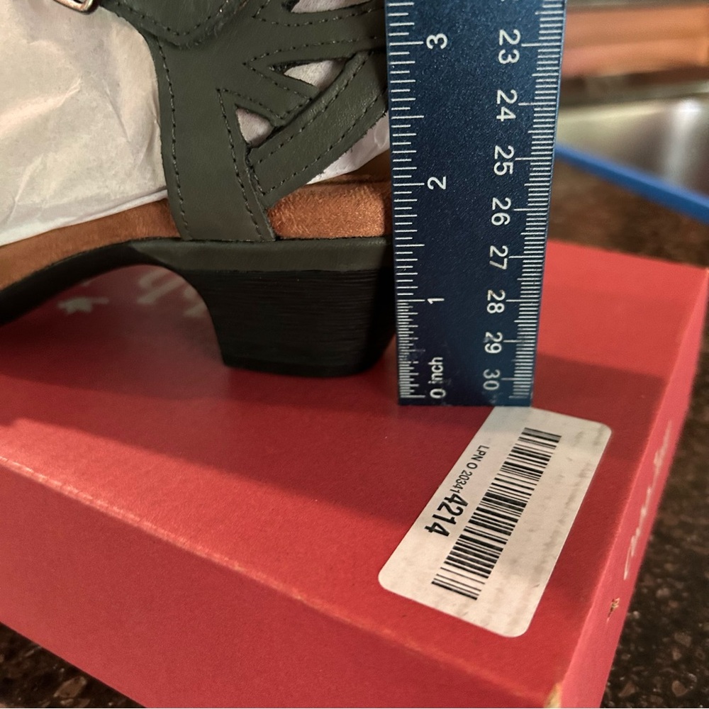 Cobb Hill Aubrey by New Balance Olive Green T-Strap Heels 7.5 Wide - Picture 4 of 5